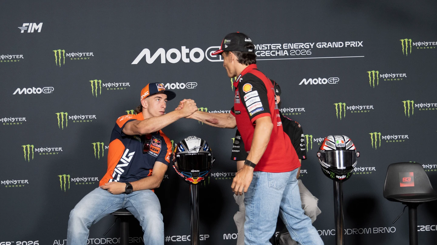 Pedro Acosta y Marc Márquez se saludan Pedro Acosta y Marc Márquez se saludan