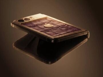 Caviar no se corta: ya est&aacute; mostrando sus fundas de lujo para el iPhone plegable