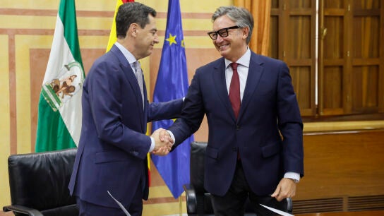 Moreno estrecha la mano de Gavira