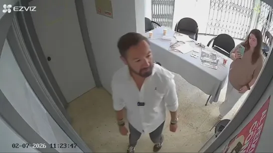 Un concejal de Vox entrando en el Sindicat de Estudiantes de Valencia Un concejal de Vox entrando en el Sindicat de Estudiantes de Valencia