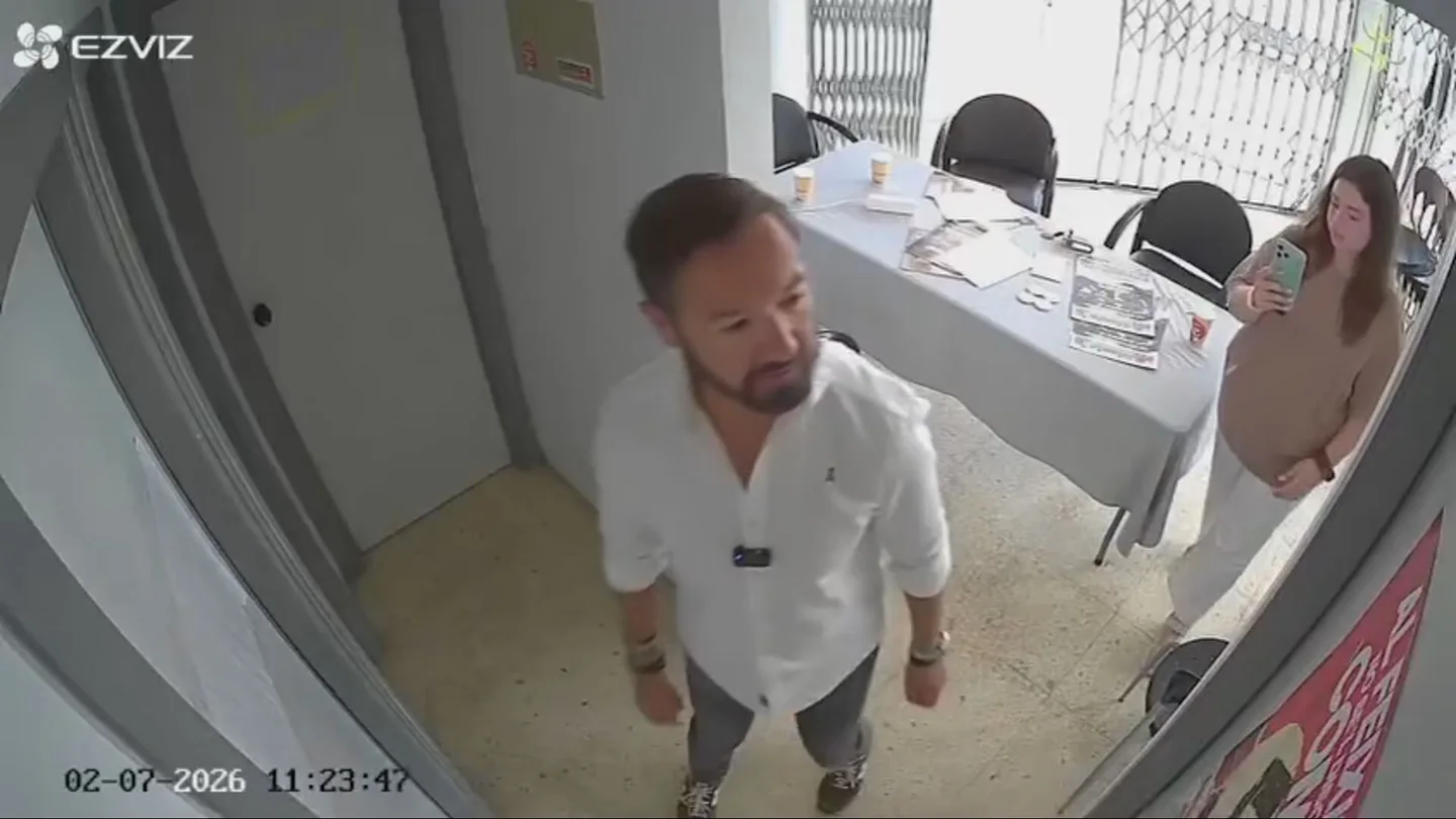 Un concejal de Vox entrando en el Sindicat de Estudiantes de Valencia Un concejal de Vox entrando en el Sindicat de Estudiantes de Valencia