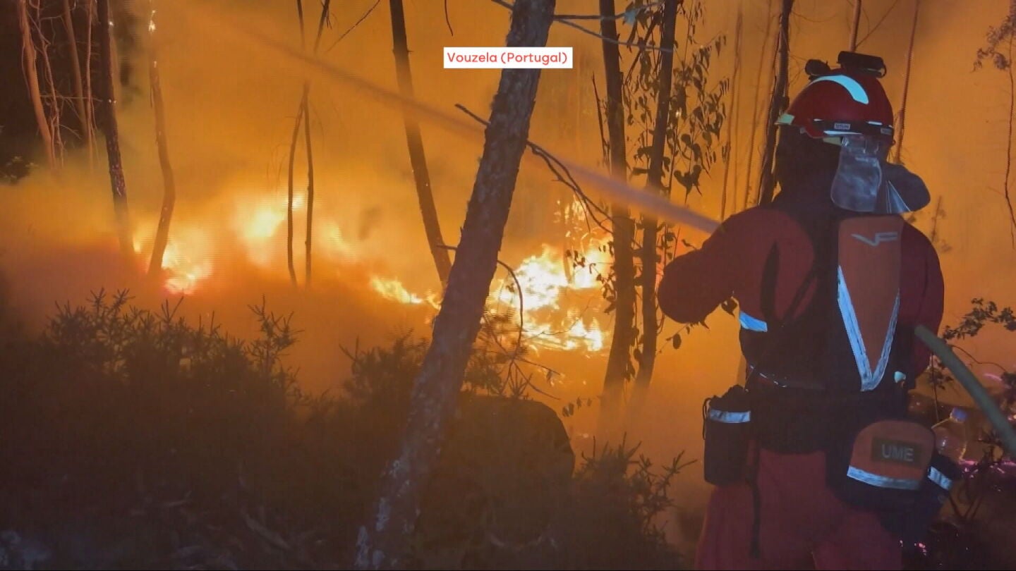 Trabajos para contener las llamas en el incendio de Vouzela (Portugal)