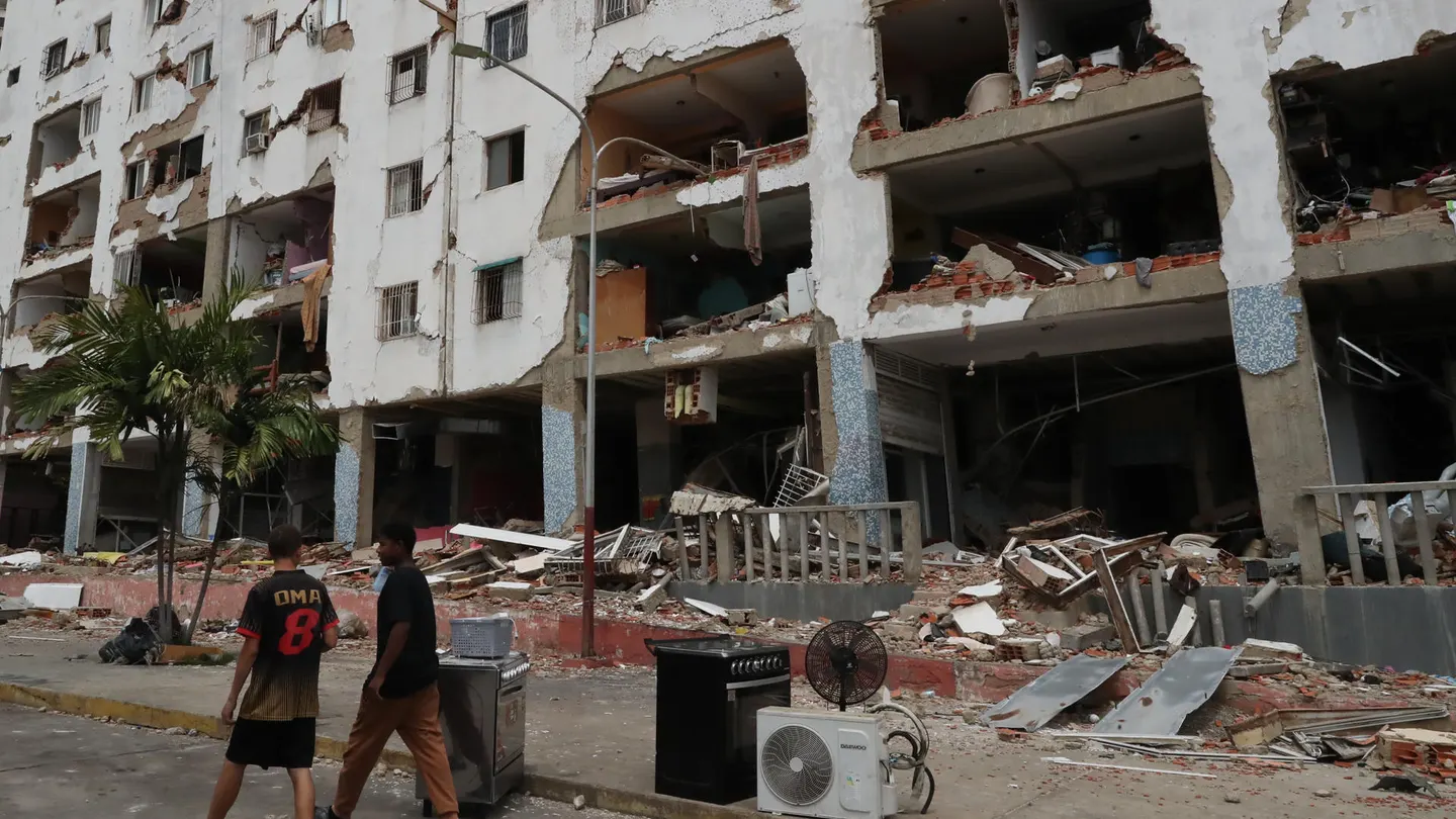 Personas caminan este sábado frente a edificios afectados por los terremotos ocurridos en Venezuela Personas caminan este sábado frente a edificios afectados por los terremotos ocurridos en Venezuela