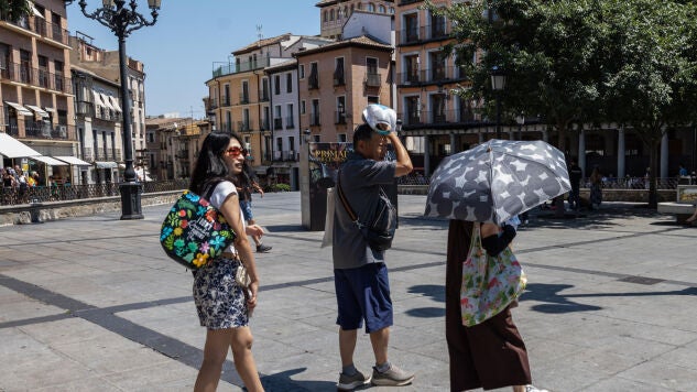 Personas tratan de protegerse del calor