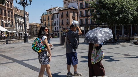 Personas tratan de protegerse del calor