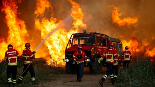 Los bomberos luchan contra el fuego en Portugal