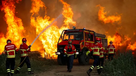Los bomberos luchan contra el fuego en Portugal Los bomberos luchan contra el fuego en Portugal