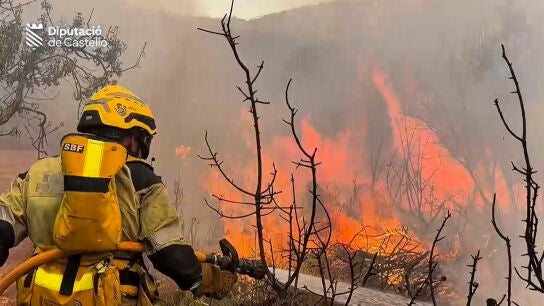 Los Bomberos trabajan para apagar el incendio de Soneja