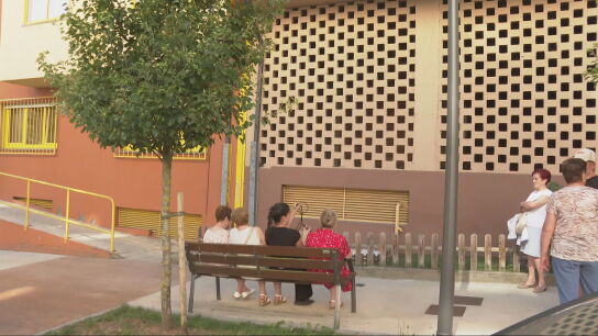 Un banco mirando a la pared en Lugo