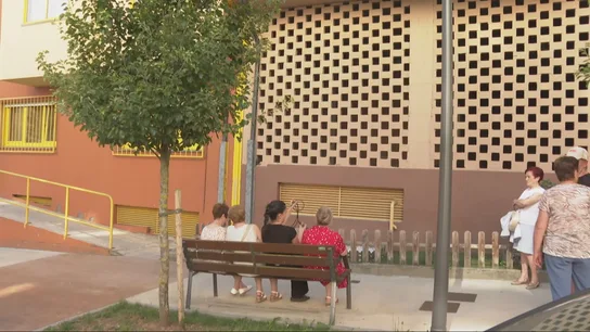 Un banco mirando a la pared en Lugo Un banco mirando a la pared en Lugo