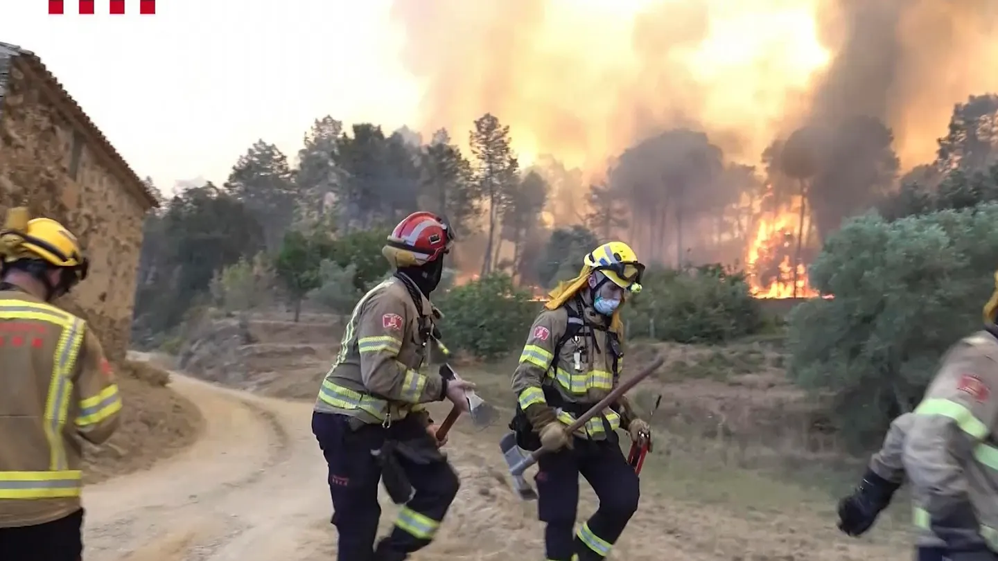Bomberos trabajan en el incendio de La Bisbal d'Empordà, Girona. Bomberos trabajan en el incendio de La Bisbal d'Empordà, Girona.