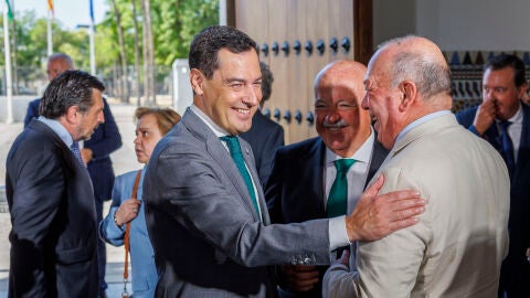 El presidente de la Junta, Juanma Moreno, conversa con el presidente de la c&aacute;mara, Jes&uacute;s Aguirre, y con el presidente de la Fundaci&oacute;n Blas Infante, Javier Delm&aacute;s Infante