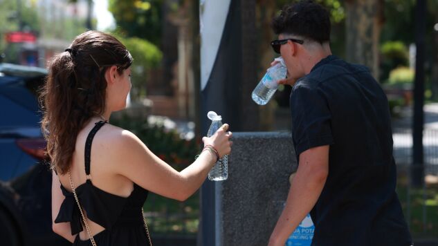 Una pareja bebe agua durante la ola de calor.