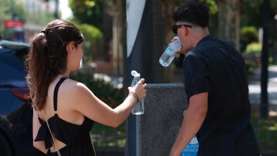 Una pareja bebe agua durante la ola de calor.