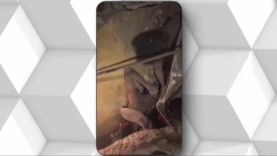 Rescatan a tres niños y a su madre tras 12 días bajo los escombros cuando la cifra de muertos asciende a 3.535 Rescatan a tres niños y a su madre tras 12 días bajo los escombros cuando la cifra de muertos asciende a 3.535