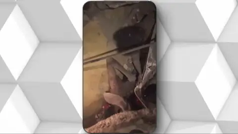 Rescatan a tres niños y a su madre tras 12 días bajo los escombros cuando la cifra de muertos asciende a 3.535 Rescatan a tres niños y a su madre tras 12 días bajo los escombros cuando la cifra de muertos asciende a 3.535