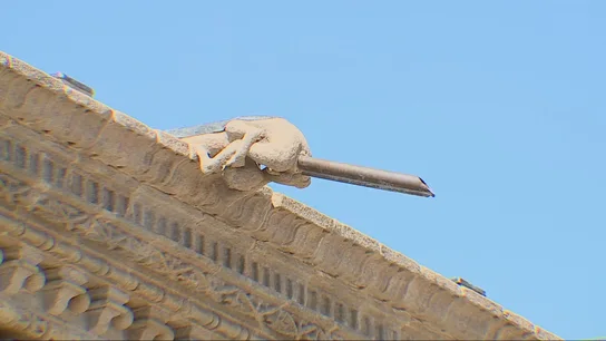 Fin de la polémica por las gárgolas "sodomizadas" en Santiago: la Xunta ordena quitar los caños de las estatuas del Hostal de los Reyes Católicos Fin de la polémica por las gárgolas "sodomizadas" en Santiago: la Xunta ordena quitar los caños de las estatuas del Hostal de los Reyes Católicos