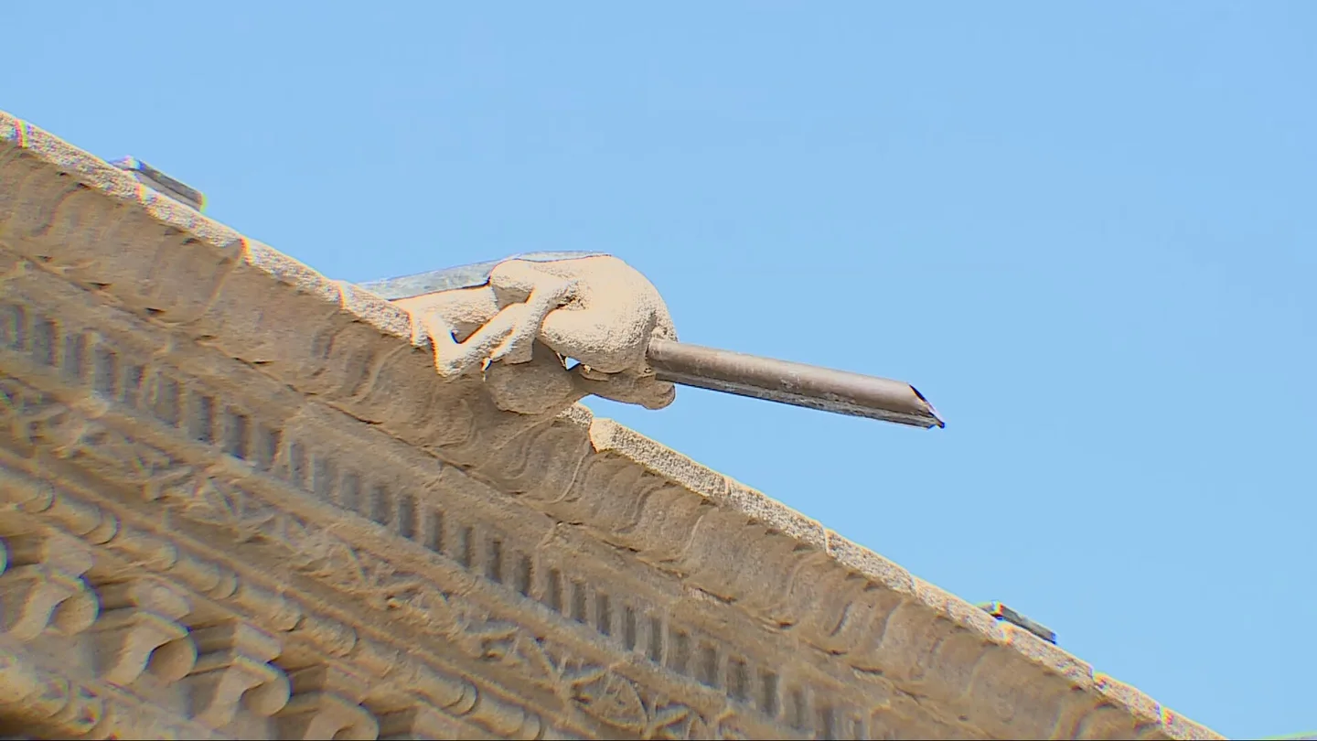 Fin de la polémica por las gárgolas "sodomizadas" en Santiago: la Xunta ordena quitar los caños de las estatuas del Hostal de los Reyes Católicos Fin de la polémica por las gárgolas "sodomizadas" en Santiago: la Xunta ordena quitar los caños de las estatuas del Hostal de los Reyes Católicos