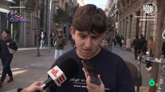 Un chico pon&iacute;a a prueba el amor de su madre y le llamaba para decirle que se hab&iacute;a hecho piercings y que estaba a punto de tatuarse gratis con "un chico que lo hace en el centro": "No dan duros a pesetas", le advert&iacute;a la progenitora en un v&iacute;deo que ahora recupera El Intermedio.