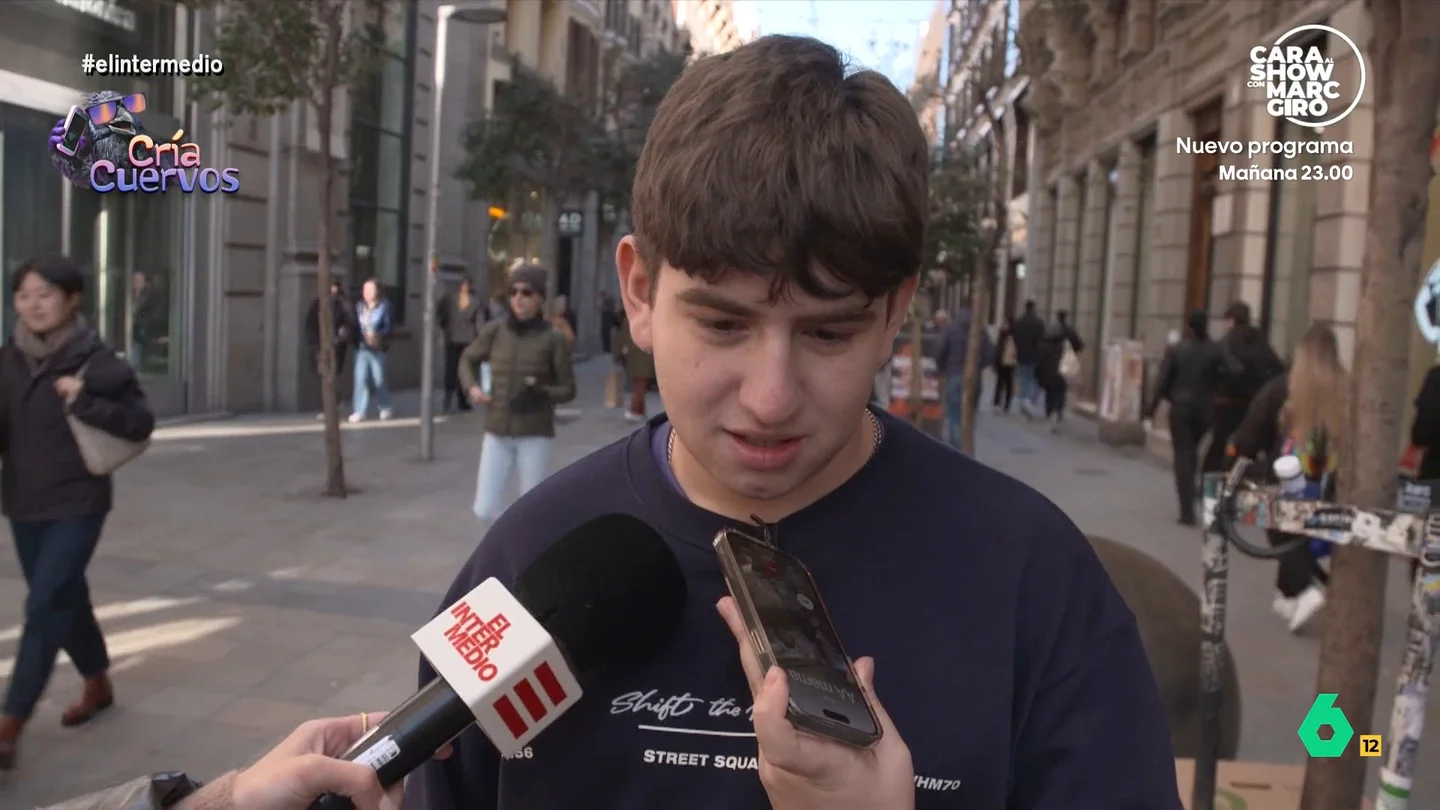 La reacción de una madre cuando su hijo le dice que se va a tatuar gratis Un chico ponía a prueba el amor de su madre y le llamaba para decirle que se había hecho piercings y que estaba a punto de tatuarse gratis con "un chico que lo hace en el centro": "No dan duros a pesetas", le advertía la progenitora en un vídeo que ahora recupera El Intermedio.