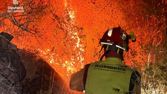 Un bombero lucha contra las llamas en el incendio declarado en Soneja (Castell&oacute;n)