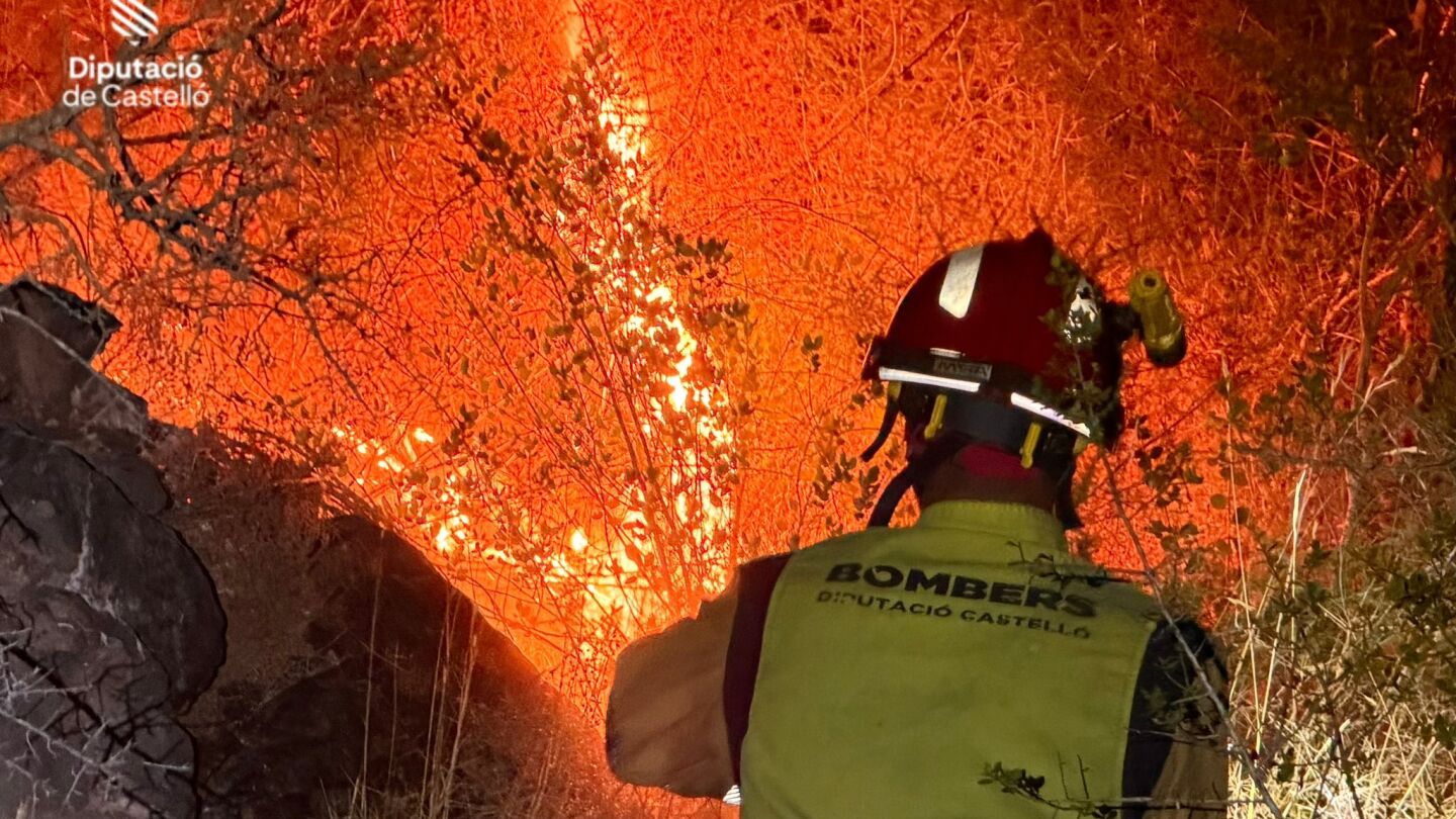 Un bombero lucha contra las llamas en el incendio declarado en Soneja (Castell&oacute;n)