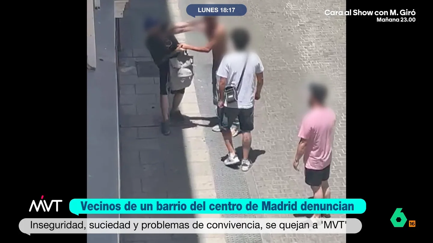 Los vecinos de Embajadores denuncian en Más Vale Tarde la inseguridad y suciedad de su barrio: "En cuanto pueda, vendo mi casa" Desde hace cuatro años, exponen que su barrio ha ido degenerando. Así, sus calles, como exponen, se han llenado de gente con problemas con el alcohol y las drogas. La inseguridad que sienten las ha llevado a salir de casa con espráis de defensa.