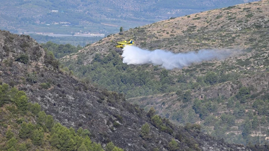 Una avioneta deja caer su carga para refrescar la zona afectada en el incendio de Soneja (Castellón) Una avioneta deja caer su carga para refrescar la zona afectada en el incendio de Soneja (Castellón)