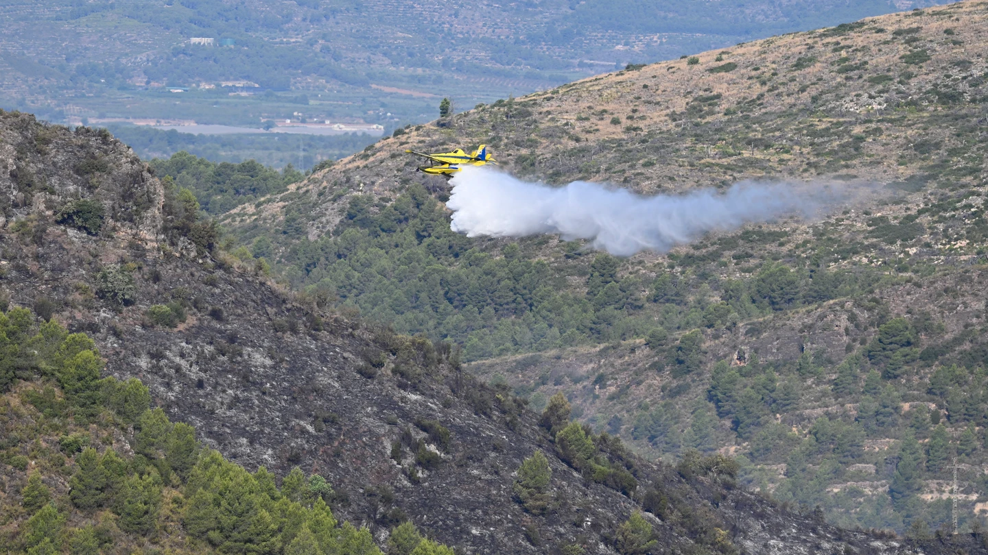 Una avioneta deja caer su carga para refrescar la zona afectada en el incendio de Soneja (Castellón) Una avioneta deja caer su carga para refrescar la zona afectada en el incendio de Soneja (Castellón)
