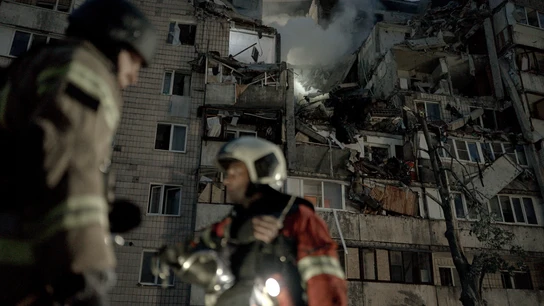 Rescatistas junto a un edificio en Kyiv atacado por Rusia la madrugada del 6 de julio de 2026 Rescatistas junto a un edificio en Kyiv atacado por Rusia la madrugada del 6 de julio de 2026