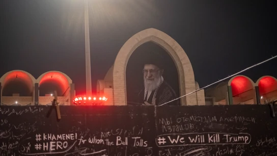 Un mural en el que se lee 'Mataremos a Trump' durante los funerales de Jamenei, en Teherán el 5 de julio de 2026 Un mural en el que se lee 'Mataremos a Trump' durante los funerales de Jamenei, en Teherán el 5 de julio de 2026