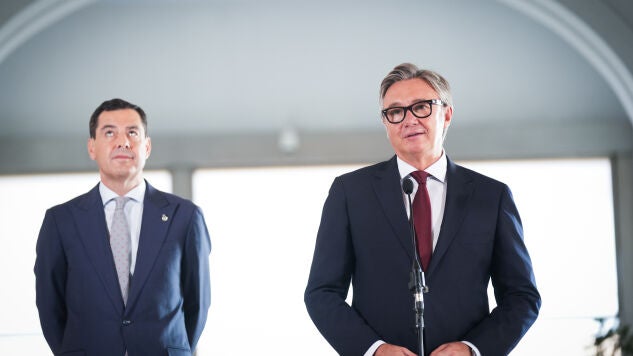 EuropaPress_7638944_portavoz_grupo_parlamentario_vox_andalucia_manuel_gavira_junto_presidente