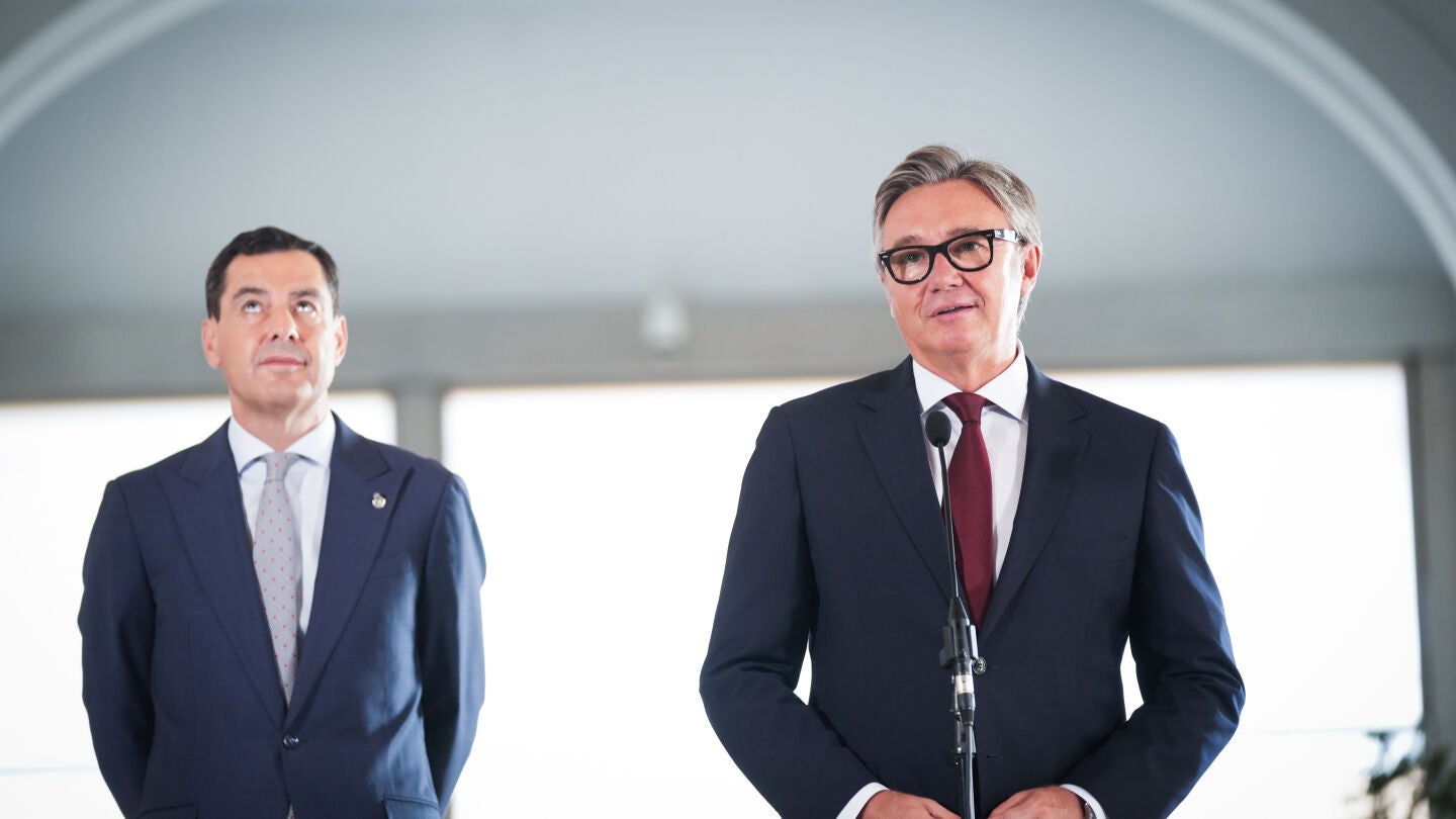EuropaPress_7638944_portavoz_grupo_parlamentario_vox_andalucia_manuel_gavira_junto_presidente