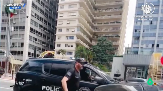 Celebra su última sesión de quimio tocando la bocina de su coche... y así reacciona la Policía Celebra su última sesión de quimio tocando la bocina de su coche... y así reacciona la Policía