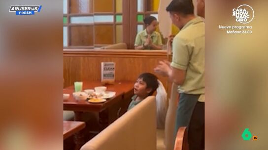 Los camareros de un restaurante cantan para un ni&ntilde;o que cumple a&ntilde;os y lo celebra solo