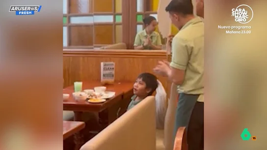 Los camareros de un restaurante cantan para un niño que cumple años y lo celebra solo Los camareros de un restaurante cantan para un niño que cumple años y lo celebra solo