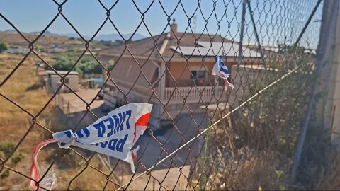Fachada del domicilio familiar y lugar de los presuntos asesinatos en Ca&ntilde;ada del Fenollar (Alicante).