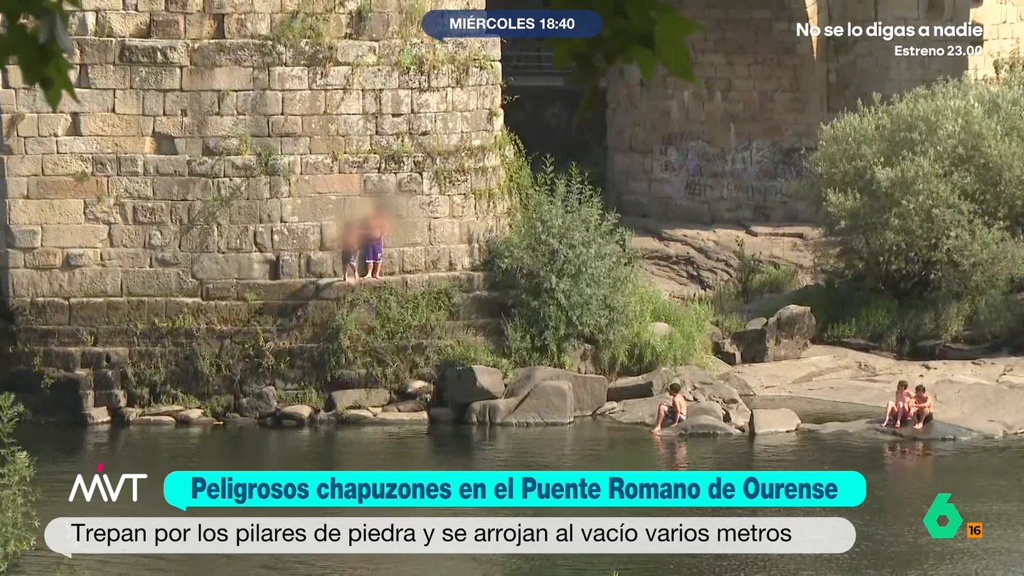 Vuelven los jóvenes a saltar del Puente Romano de Ourense: una maniobra temeraria con multas de 600 euros Tras la denuncia de Más Vale Tarde sobre los temerarios chapuzones de unos jóvenes desde el Puente Romano de Ourense, parecía que no volverían, pero las cámaras del programa vuelven a captarles trepando y saltando entre piedras.