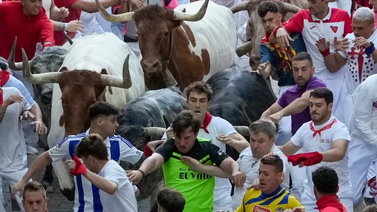 Los mozos son perseguidos por toros de la ganadería gaditana de Cebada Gago en el tramo del Callejón, durante el segundo encierro de los Sanfermines 2026, este miércoles en Pamplona. Los mozos son perseguidos por toros de la ganadería gaditana de Cebada Gago en el tramo del Callejón, durante el segundo encierro de los Sanfermines 2026, este miércoles en Pamplona.