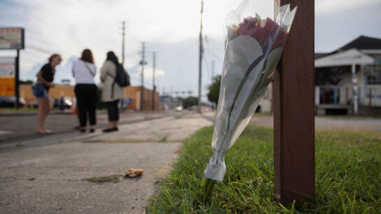 Flores en el lugar donde un agente del ICE mat&oacute; a tiros a un conductor mexicano.