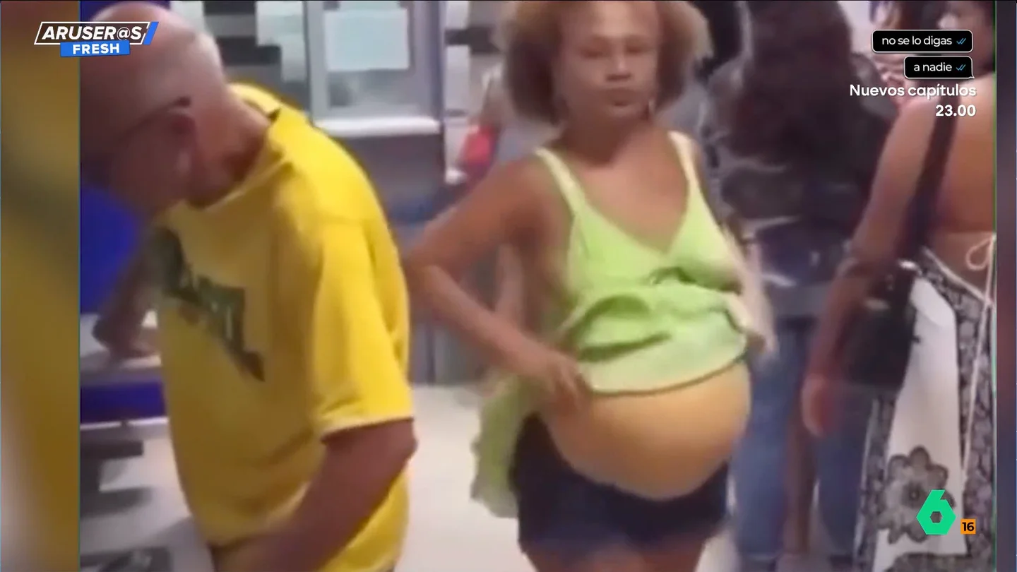 Finge estar embarazada para colarse y se quita la falsa tripa delante de quienes la han dejado pasar: "La van a poner a parir" Finge estar embarazada para colarse y se quita la falsa tripa delante de quienes la han dejado pasar: "La van a poner a parir"