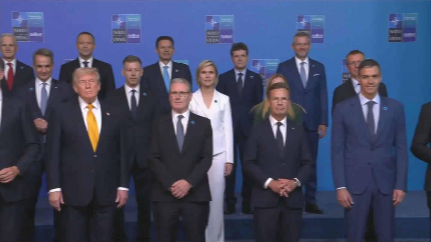 Donald Trump y Pedro Sánchez, muy cerca en la cumbre de la OTAN celebrada en Ankara Donald Trump y Pedro Sánchez, muy cerca en la cumbre de la OTAN celebrada en Ankara