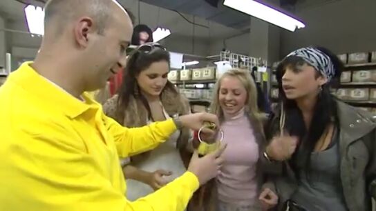 'La Iratxe' busca nuevas extensiones en un almac&eacute;n de cabello humano: "Quiero parecer un poni"