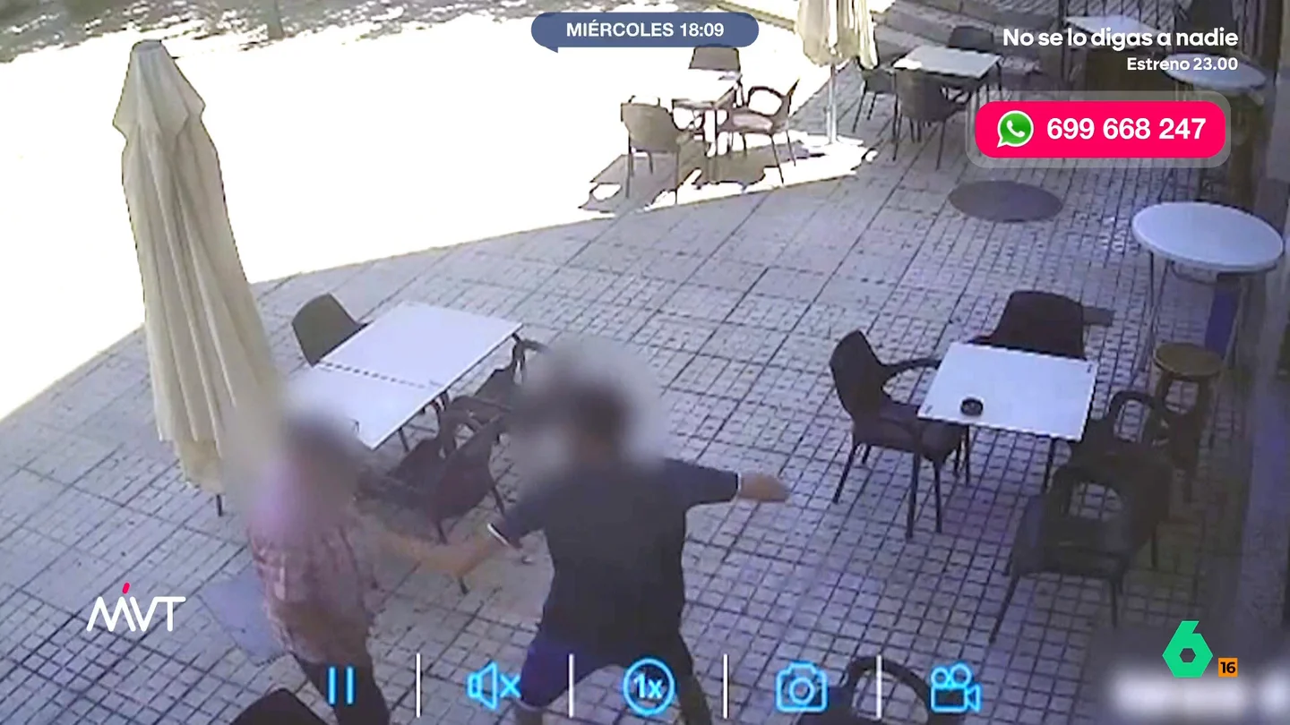 Un hombre agrede brutalmente a su padre de 70 años: lo noquea en plena calle y le roba la cartera La agresión se ha producido en la terraza de un bar de Mora, en Toledo. El hijo fue detenido tras la agresión, pero puesto en libertad a las pocas horas con una orden de alejamiento respecto a sus padres.