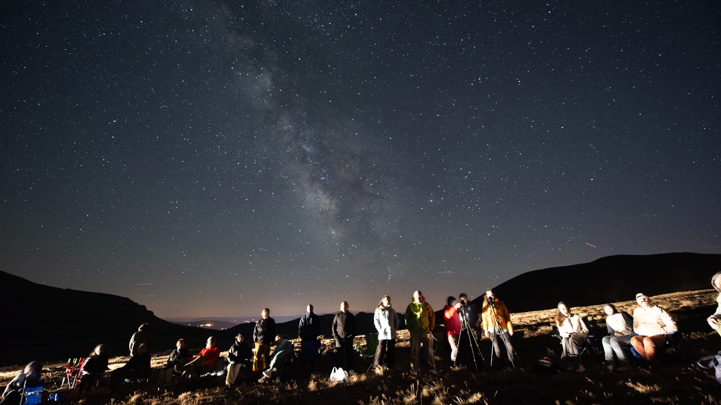 Varias personas disfrutan de las Perseidas desde Giersun (Turquía) el 15 de agosto de 2025 Varias personas disfrutan de las Perseidas desde Giersun (Turquía) el 15 de agosto de 2025