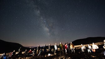 Varias personas disfrutan de las Perseidas desde Giersun (Turqu&iacute;a) el 15 de agosto de 2025