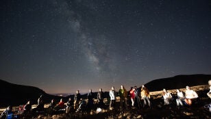 Varias personas disfrutan de las Perseidas desde Giersun (Turqu&iacute;a) el 15 de agosto de 2025