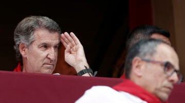 El l&iacute;der del PP, Alberto N&uacute;&ntilde;ez Feij&oacute;o, durante los Sanfermines 2026