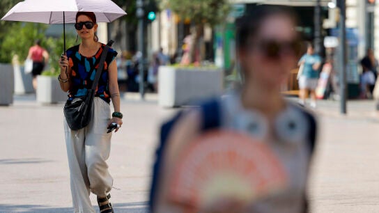 Una joven se protege del calor con paraguas durante este mi&eacute;rcoles en Valencia.