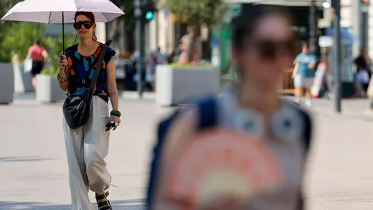 Una joven se protege del calor con paraguas durante este miércoles en Valencia. Una joven se protege del calor con paraguas durante este miércoles en Valencia.